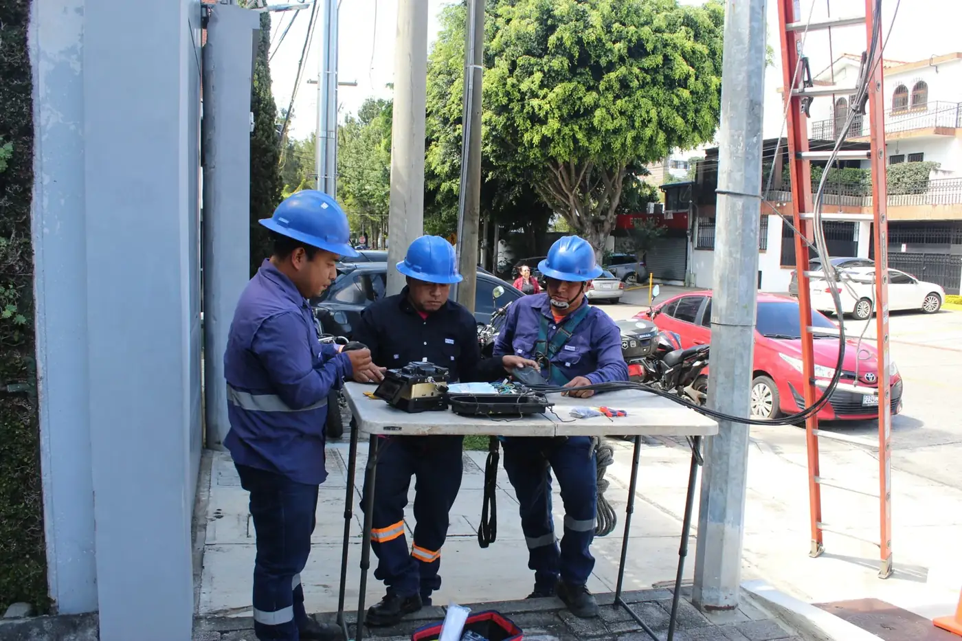 Cuadrilla de Vertex trabajando en infraestructura de telecomunicaciones en campo