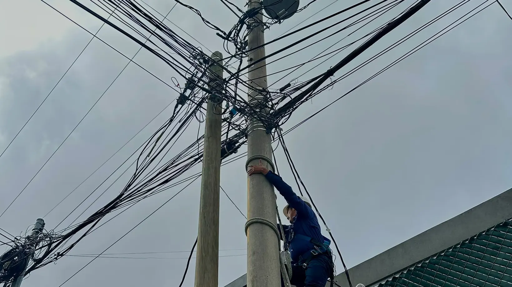 Cuadrilla de Vertex inspeccionando los herrajes y la reserva de fibra en un poste antes de un corte programado