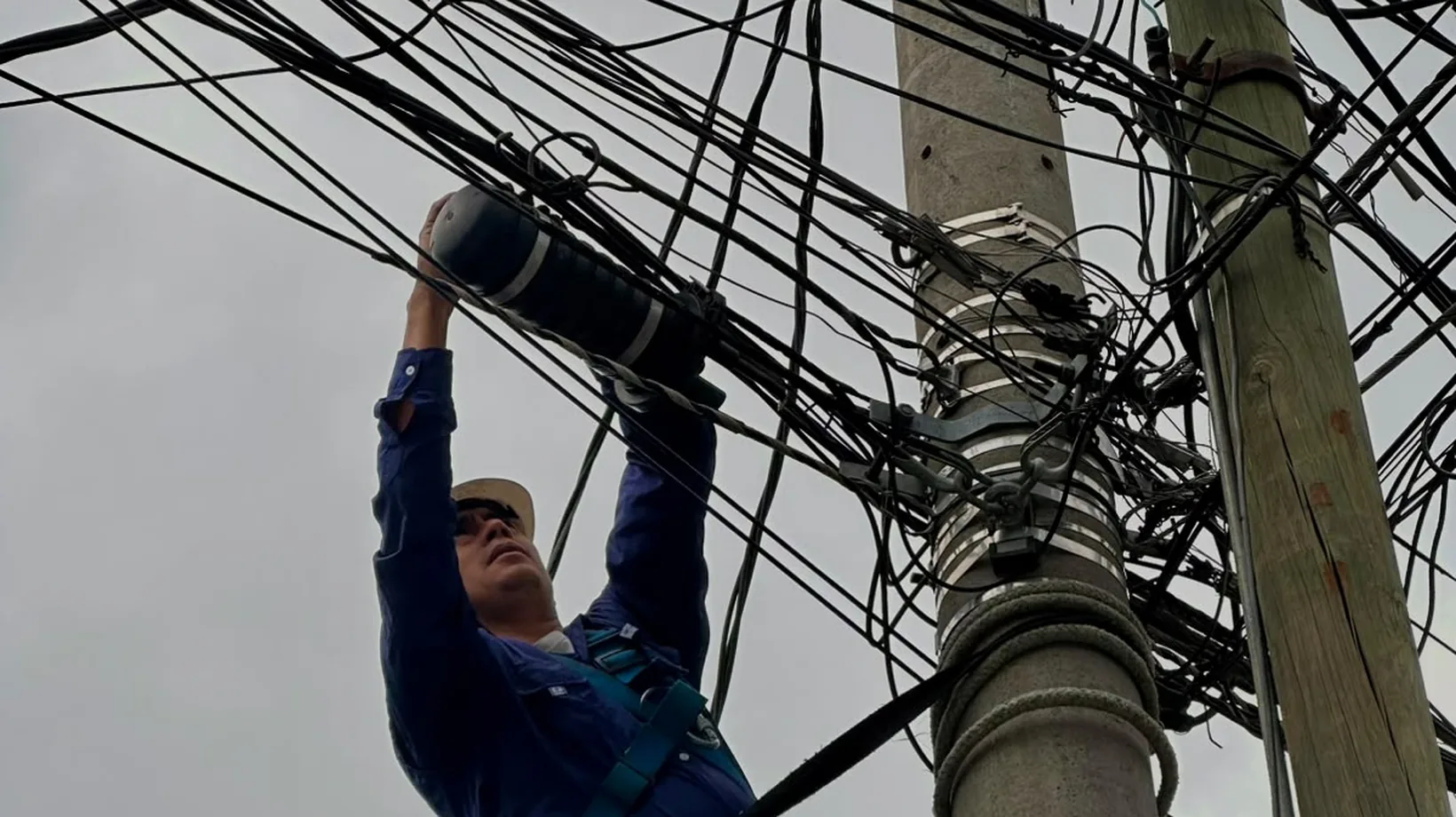 Técnico de Vertex midiendo potencia óptica y revisando conectores dentro del gabinete de un nodo de fibra